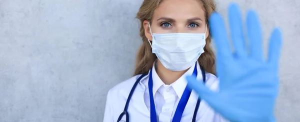 직원들 코로나 바이러스에 장비를 갖추고 마스크를 여의사 가손으로 표시를 — 스톡 사진