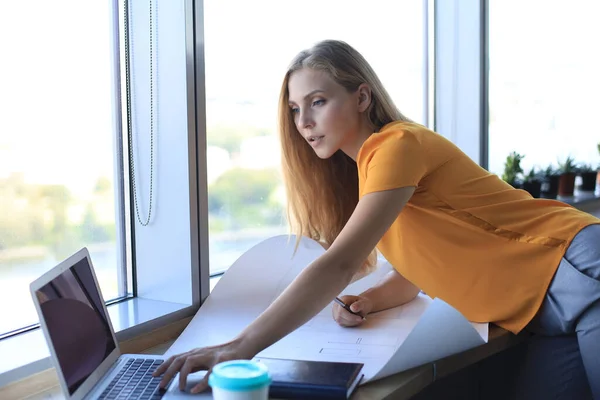 Mulher Moderna Bonita Está Escrevendo Algo Modelo Usando Laptop Enquanto — Fotografia de Stock