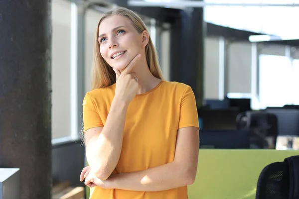 Atrakcyjna Kobieta Biznesu Odwraca Wzrok Uśmiecha Się Stojąc Biurze — Zdjęcie stockowe