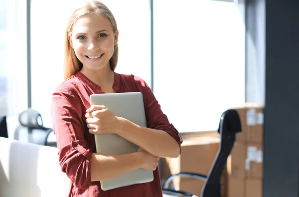 Belle Femme Affaires Regardant Caméra Souriant Tout Tenant Dans Bureau — Photo