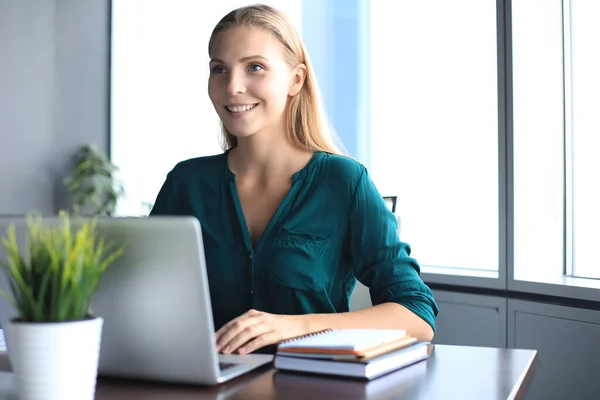 Mulher Negócios Sorridente Bonita Está Sentada Escritório Olhando Para Câmera — Fotografia de Stock