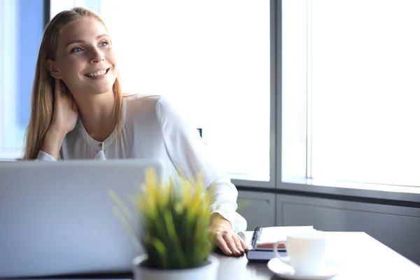 Vacker Affärskvinna Smarta Casual Wear Arbetar Laptop Kontoret — Stockfoto