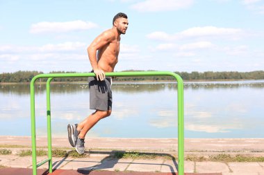 Barlarda egzersiz yapan güçlü bir sporcu..