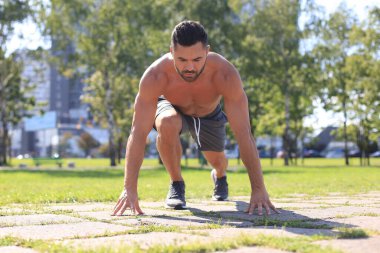 Doğada koşan atletik genç adam. Sağlıklı yaşam tarzı kavramı