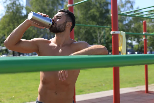 Atleta Beber Agua Relajarse Después Intenso Entrenamiento Aire Libre — Foto de Stock