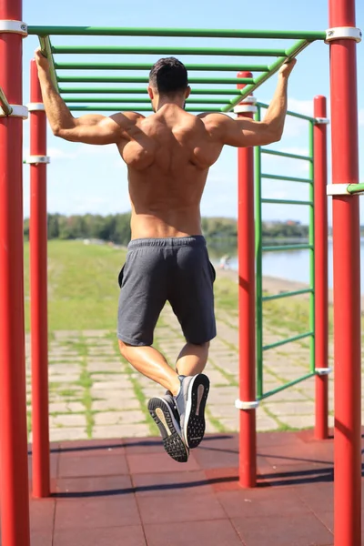 Muscular Cara Com Tronco Puxando Para Cima Barra Horizontal Livre — Fotografia de Stock