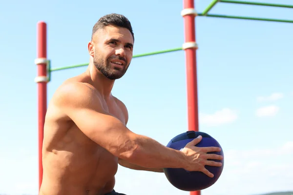 Imagen Hombre Guapo Fuerte Haciendo Ejercicios Con Una Pelota Fitness — Foto de Stock