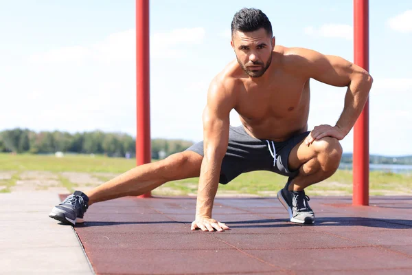 Hombre Deportivo Haciendo Ejercicios Estiramiento Para Piernas Aire Libre — Foto de Stock