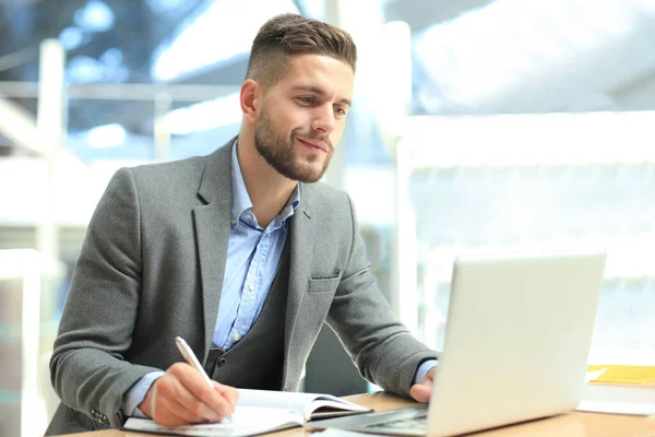 Porträtt Ung Man Som Sitter Vid Sitt Skrivbord Kontoret — Stockfoto