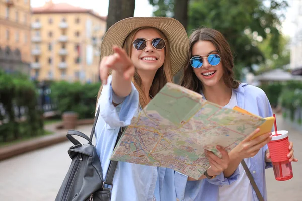 Dos Chicas Guapas Vestidas Con Ropa Verano Sosteniendo Mapa Ciudad —  Fotos de Stock