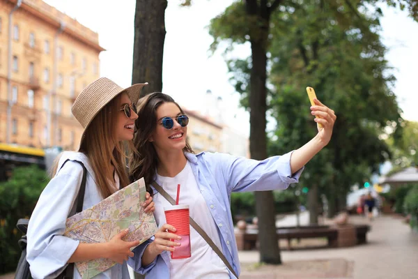 Fénykép Két Lány Élvezi Városnézés Szabadban Gyönyörű Női Turisták Felfedező — Stock Fotó