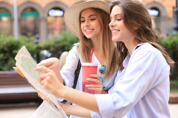 Foto Due Ragazze Che Godono Visite Turistiche All Aperto Belle — Foto Stock