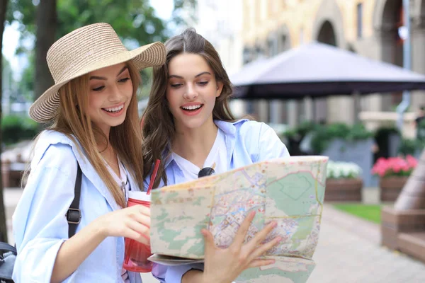 Férias Conceito Turismo Meninas Bonitas Que Procuram Direção Cidade — Fotografia de Stock