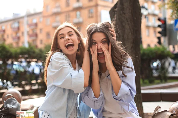 Две Молодые Улыбающиеся Женщины Хипстеры Летней Одежде Позируют Улице — стоковое фото