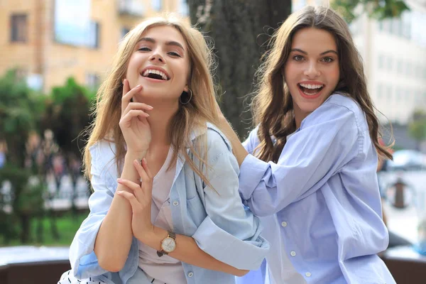 Две Молодые Улыбающиеся Женщины Хипстеры Летней Одежде Позируют Улице — стоковое фото