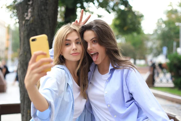 Deux Amis Riants Profiter Week End Ensemble Faire Selfie Sur — Photo