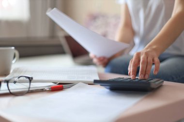 Genç bir kadın kendini tecrit ve karantina sırasında evden çalışıyor. İnternette çalış ve evde kal. Coronavirüs salgını, grip salgını ve covid-19.