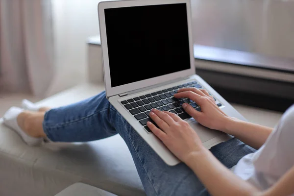 Jonge Vrouw Werkt Vanuit Huis Tijdens Zelfisolatie Quarantaine Werk Online — Stockfoto