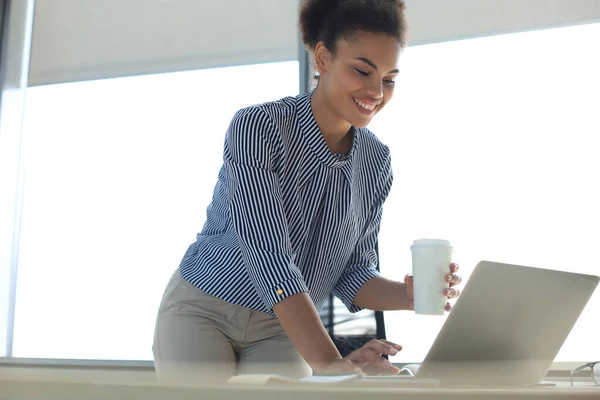 Belle Femme Affaires Afro Américaine Tenue Décontractée Intelligente Travaillant Sur — Photo