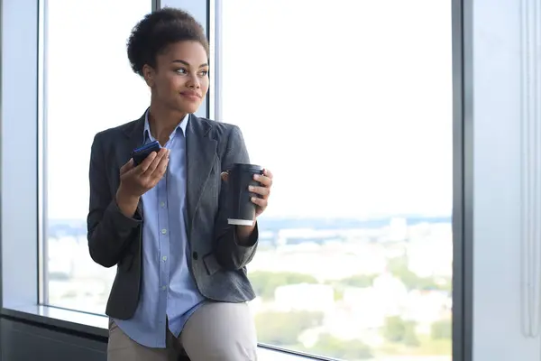 Attrayant Afro Américaine Femme Affaires Souriant Tout Tenant Dans Bureau — Photo