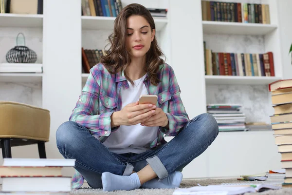 Enseñanza Distancia Joven Estudiante Revisando Las Redes Sociales Antes Volver —  Fotos de Stock