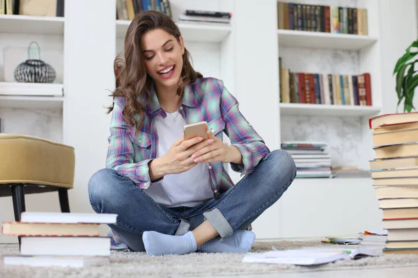 Enseignement Distance Jeune Étudiante Vérifiant Les Médias Sociaux Avant Reprendre — Photo