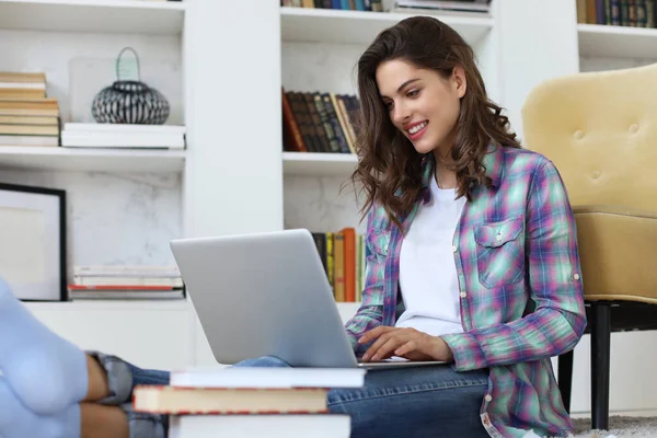 Mujer Joven Sonriente Sentada Suelo Sala Estar Estudiante Que Estudia —  Fotos de Stock