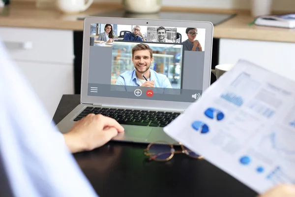 Mujer Negocios Hablando Con Sus Colegas Videoconferencia Equipo Negocios Que — Foto de Stock