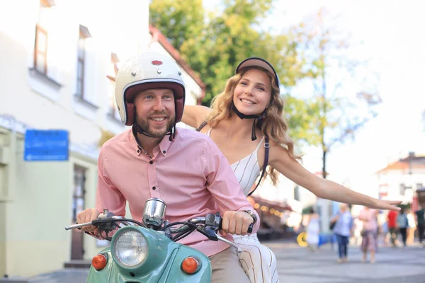 若いカップルがバイクに乗るのが大好きです ライダーは旅行で楽しんでいます アドベンチャーと休暇のコンセプト — ストック写真