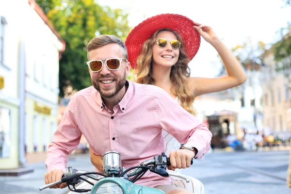 若いカップルがバイクに乗るのが大好きです ライダーは旅行で楽しんでいます アドベンチャーと休暇のコンセプト — ストック写真