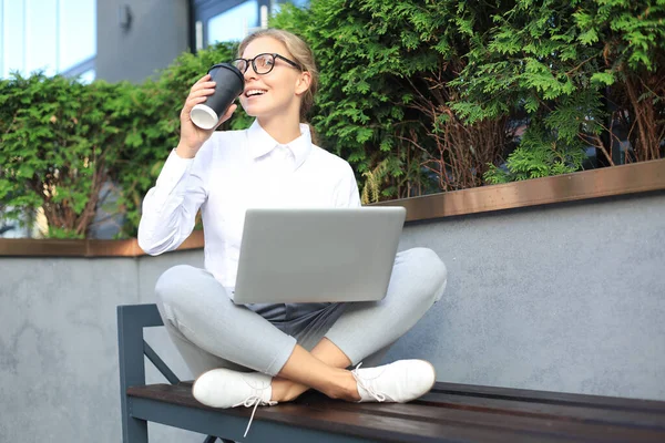 Piękna Kobieta Biznesu Siedzi Pobliżu Centrum Biznesowego Pomocą Laptopa — Zdjęcie stockowe