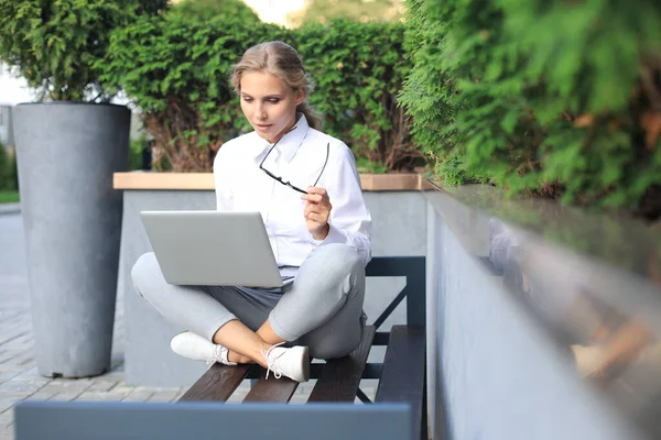 Mulher Negócios Bonita Sentado Perto Centro Negócios Usando Laptop — Fotografia de Stock