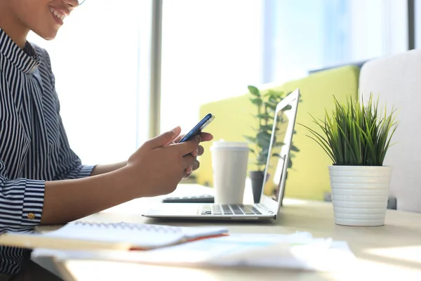 Nahaufnahme Einer Afrikanisch Amerikanischen Geschäftsfrau Die Modernen Büro Mit Dem — Stockfoto