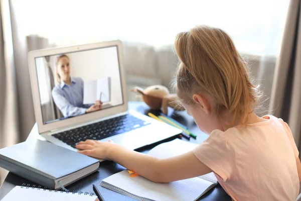 Imparare Distanza Ragazzina Allegra Che Utilizza Computer Portatile Che Studia — Foto Stock