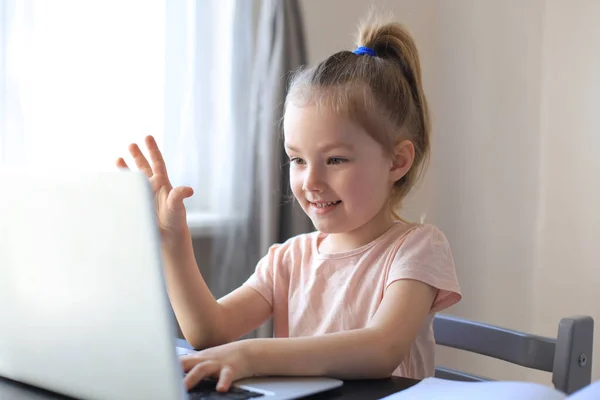 Meisje Dat Online Studeert Met Videolerares Afstandsonderwijs Epidemie Van Het — Stockfoto