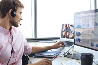 İş adamı video konuşmasında iş arkadaşlarıyla kişisel izolasyon ve karantina sırasında online brifing hakkında konuştu. Ofisteki iş arkadaşlarıyla webcam konferansı. Grip salgını ve covid-19.