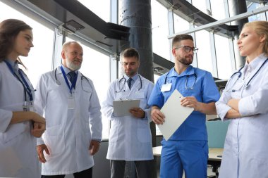 Doktor tıbbi ofis ayakta grup