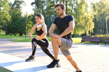 mutlu genç çift birlikte parkta egzersiz