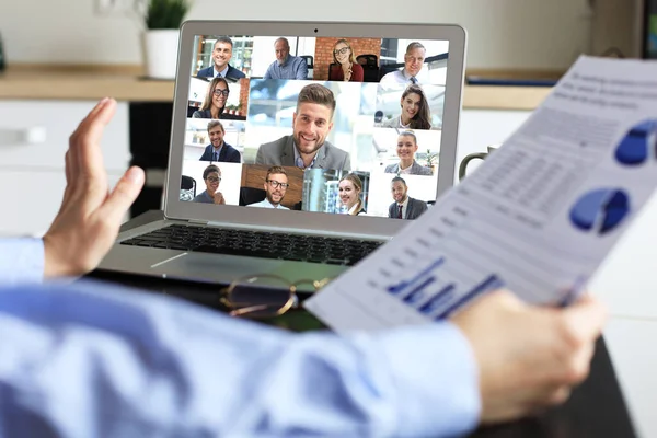 Frauen sprechen während der Selbstisolierung und Quarantäne per Videotelefon mit Kollegen über Online-Briefing. Webcam-Gruppenkonferenz mit Mitarbeitern am Laptop zu Hause. Grippeepidemie und Covid-19. — Stockfoto