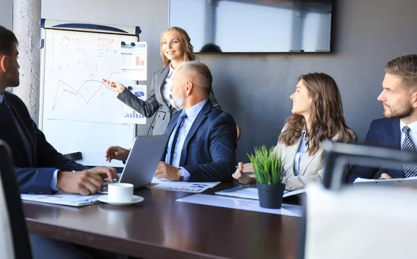 Presentazione Della Conferenza Aziendale Con Formazione Del Team Flipchart Office — Foto Stock