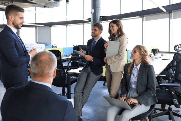 Business Team Discutono Insieme Piani Aziendali Ufficio — Foto Stock