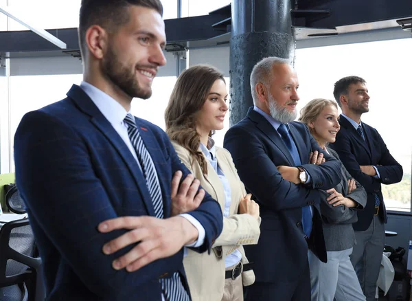 Feliz Equipo Negocios Sonriente Pie Una Fila Oficina — Foto de Stock