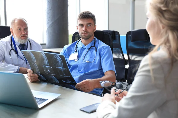 Προσωπογραφία Δύο Ιατρών Που Συμβουλεύονται Ασθενή Στο Νοσοκομείο — Φωτογραφία Αρχείου