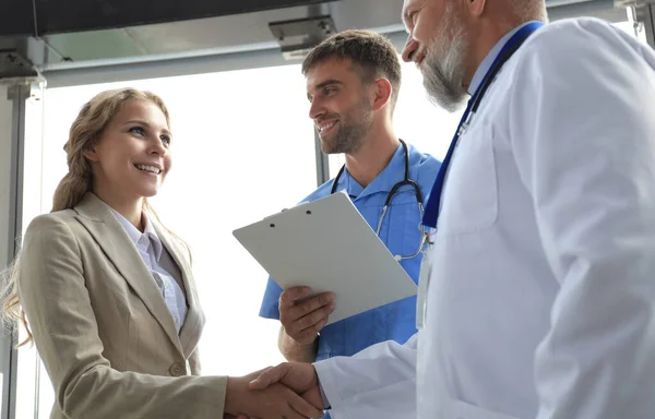 Dwóch Lekarzy Pacjentka Podają Sobie Ręce Przed Konsultacją Biurze Nowoczesnego — Zdjęcie stockowe