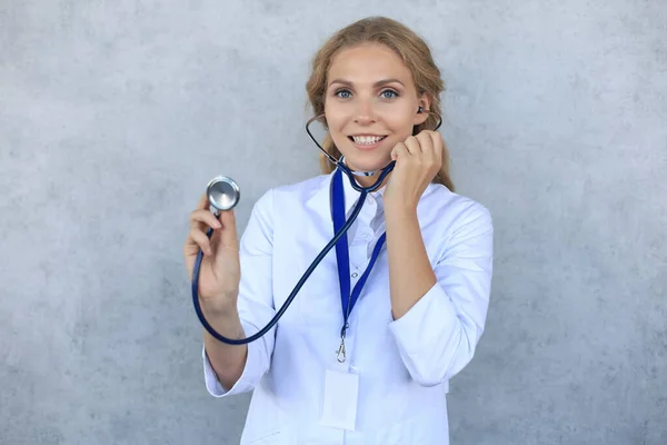 Glücklich Lächelnde Ärztin Weißem Uniformmantel Und Stethoskop Isoliert Vor Grauem — Stockfoto