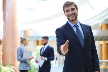 İşi bağlamaya hazır eli açık bir iş adamı.