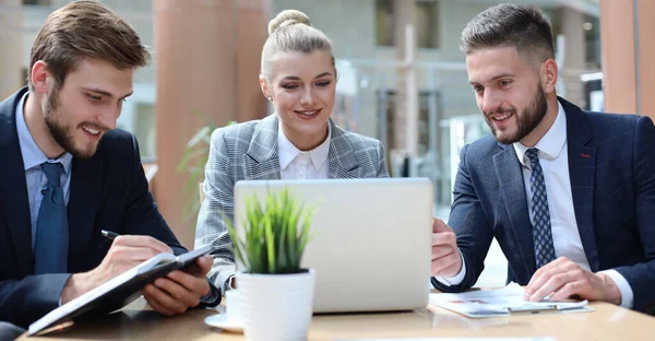 Grupp Affärspartners Diskuterar Idéer Och Planeringsarbete Kontoret — Stockfoto