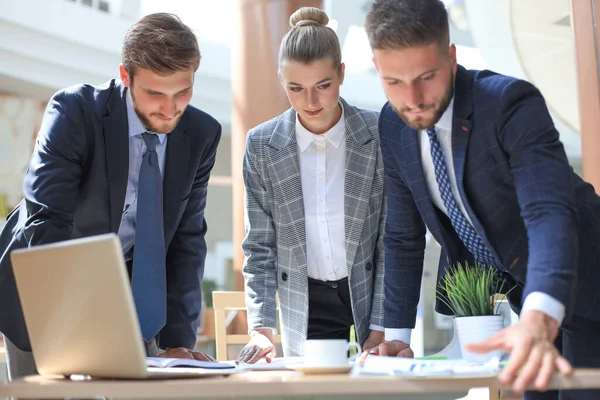 Grupo Socios Comerciales Que Discuten Ideas Trabajo Planificación Oficina — Foto de Stock