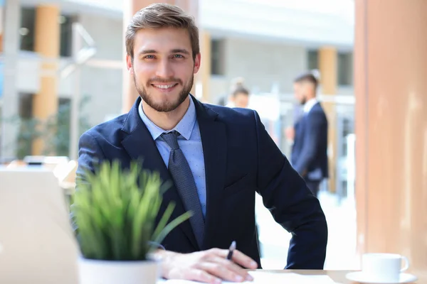 Retrato Jovem Sentado Sua Mesa Escritório — Fotografia de Stock