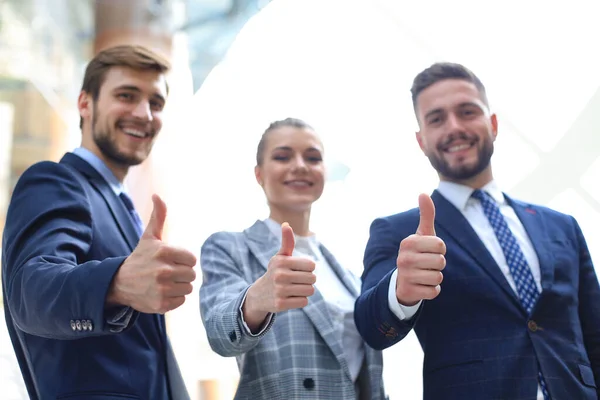 親指を立てて笑顔で成功したビジネスの人々 — ストック写真